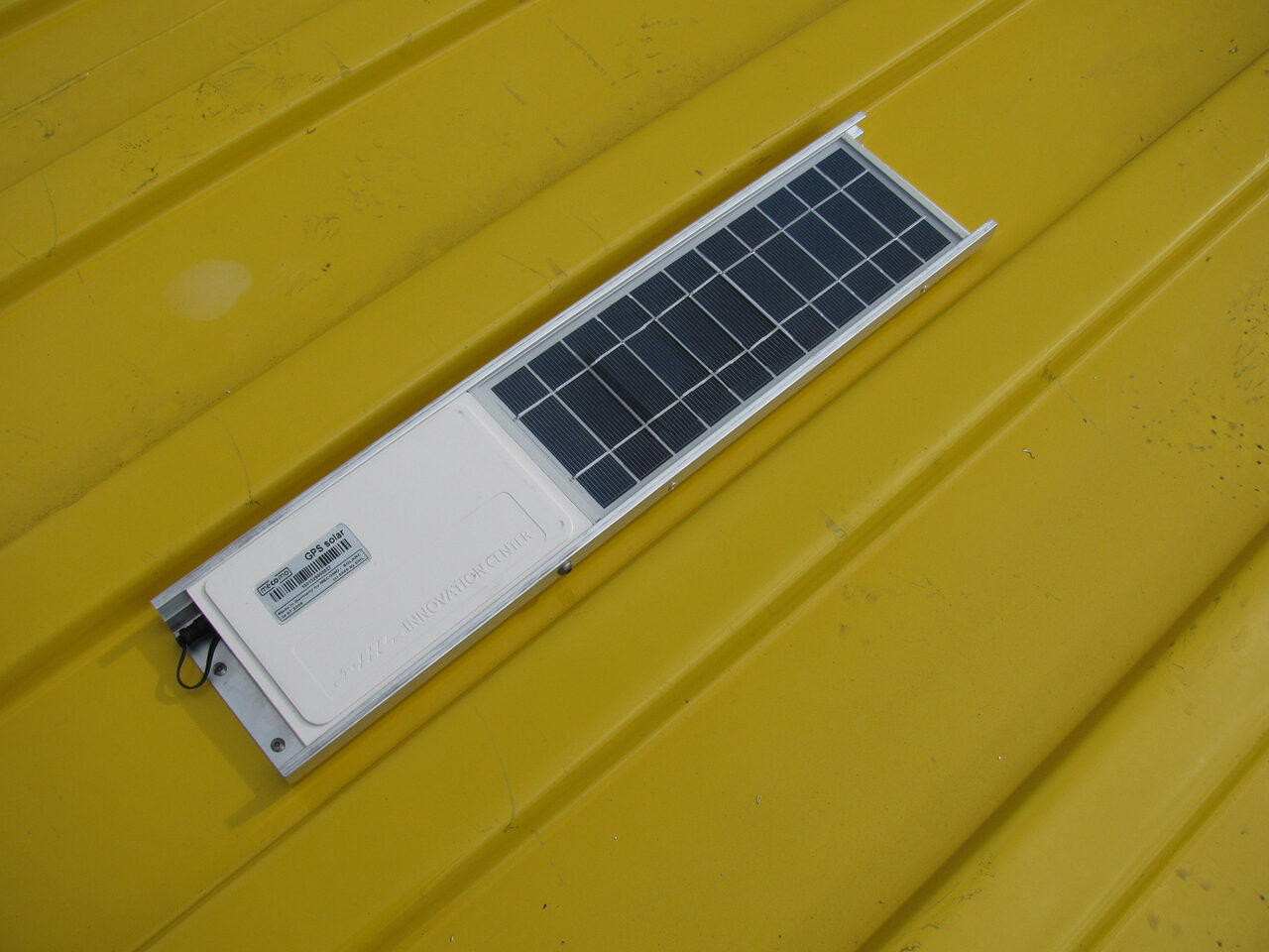 GPS-Solar Ortungseinheit, montiert auf einer Wechselbrücke